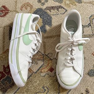 Girls Nike Tennis Shoes Sz 6.5Y